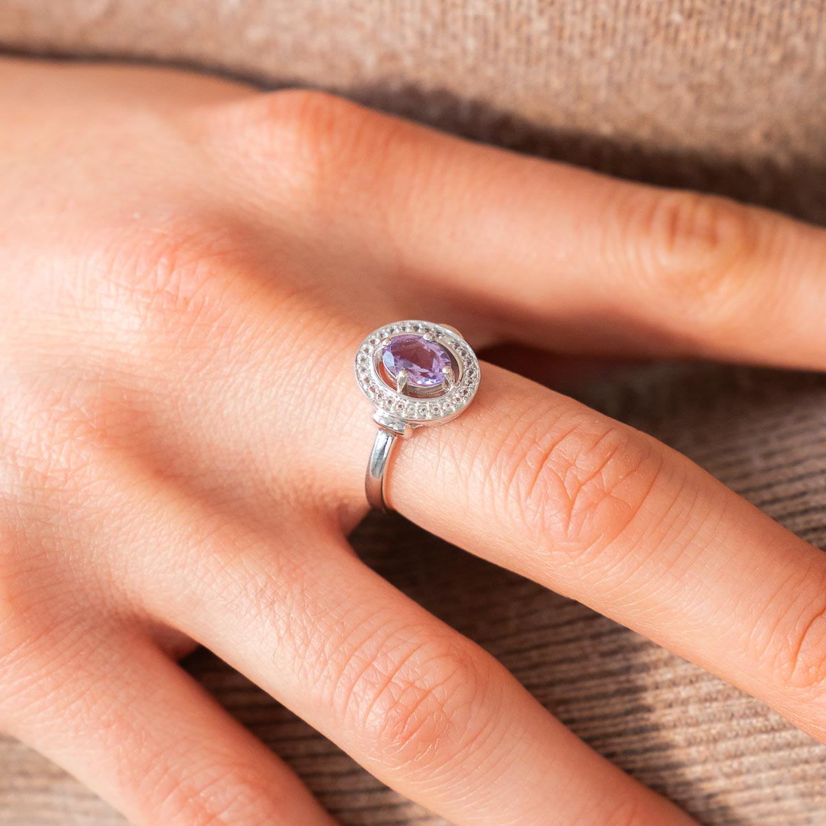 Bague argent 925 améthyste topazes blanches traitées - vue porté 1