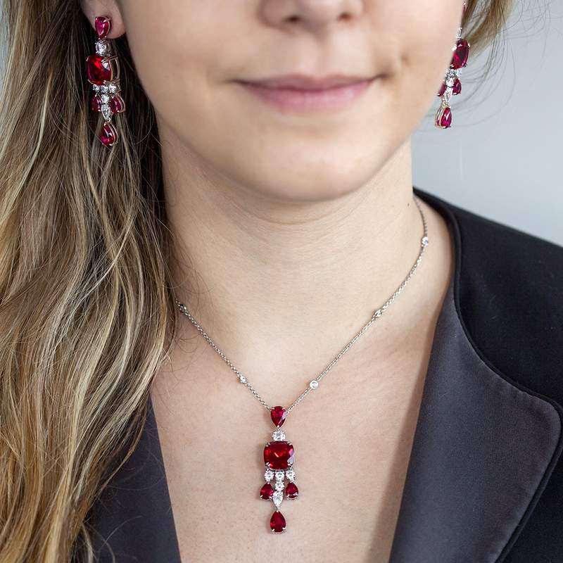 Collier argent 925 pierres synthétiques rouge zirconias 40cm - vue porté 2