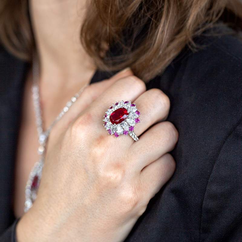 Bague argent 925, pierres synthétiques rouges zirconias - vue porté 2