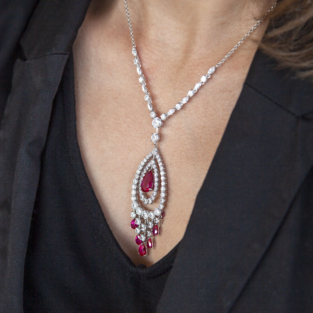 Collier argent 925, pierres synthétiques rouge zirconias 45 cm - vue porté 2