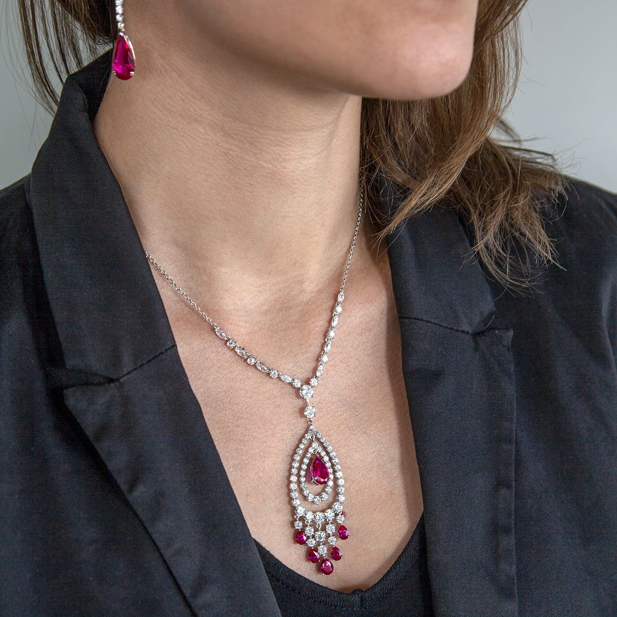 Collier argent 925, pierres synthétiques rouge zirconias 45 cm - vue porté 3