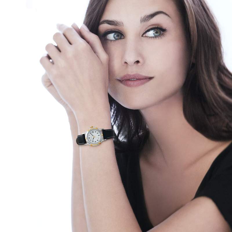 Montre femme chromée bracelet cuir bleu - vue porté 1