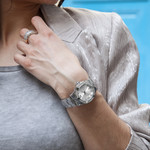 Montre femme strass bracelet acier - vue porté 1