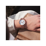 Montre femme fleurs dorée rose bracelet maille milanaise - vue porté 1