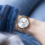 Montre femme fleurs dorée rose bracelet maille milanaise - vue porté 2