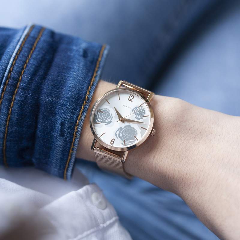 Montre femme fleurs dorée rose bracelet maille milanaise - vue porté 2