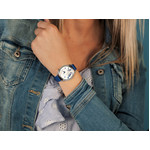 Montre femme chromée papillons bracelet cuir bleu - vue porté 1