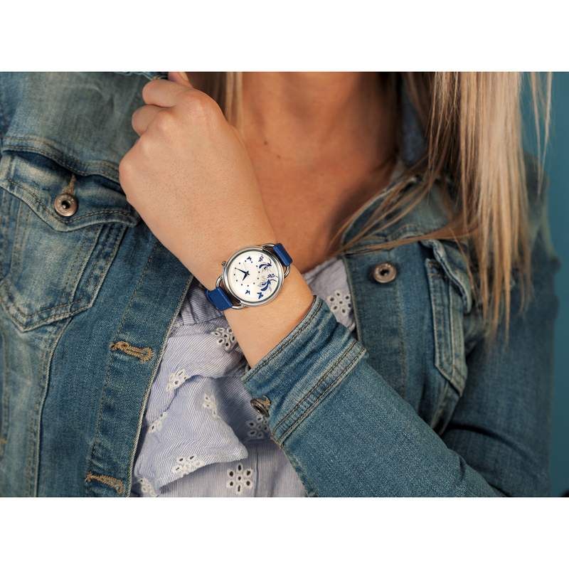 Montre femme chromée papillons bracelet cuir bleu - vue porté 1
