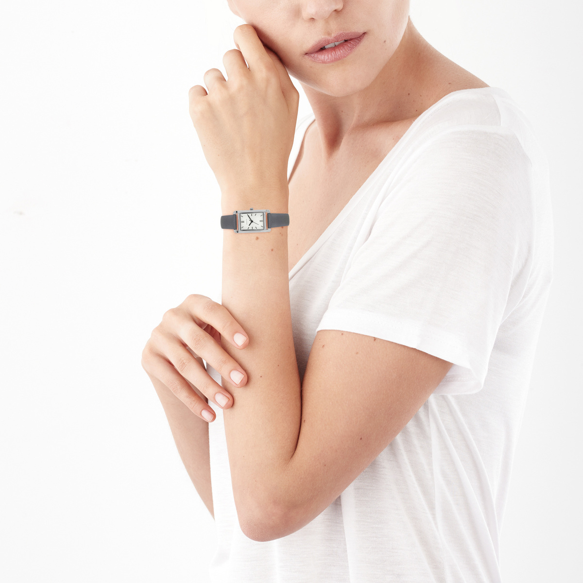 Montre femme rectangulaire chromée bracelet cuir gris foncé - vue porté 1