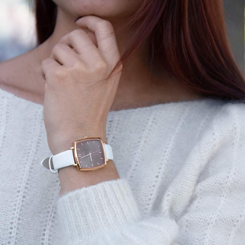 Montre dorée rose cuir blanc - vue porté 2
