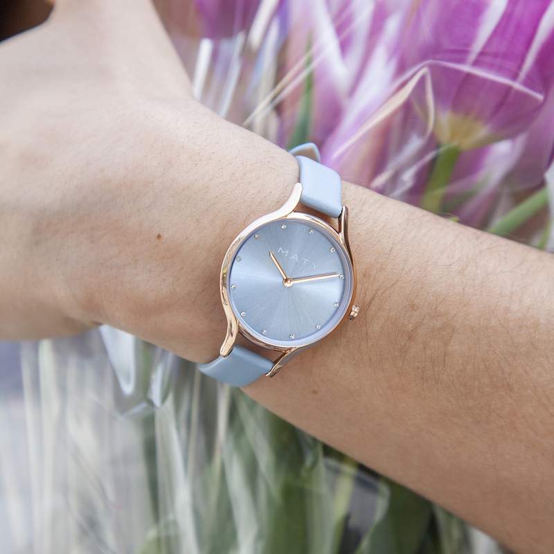 Montre femme dorée rose bracelet cuir bleu ciel - vue porté 1
