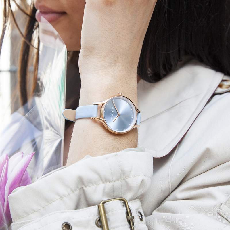 Montre femme dorée rose bracelet cuir bleu ciel - vue porté 2