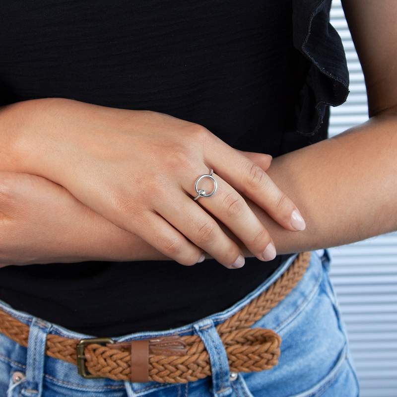 Bague argent 925 motif anneau et boule - vue porté 1