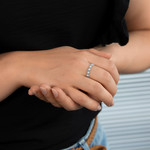 Bague argent 925 perlée motif soleil et laque blanche - vue porté 1