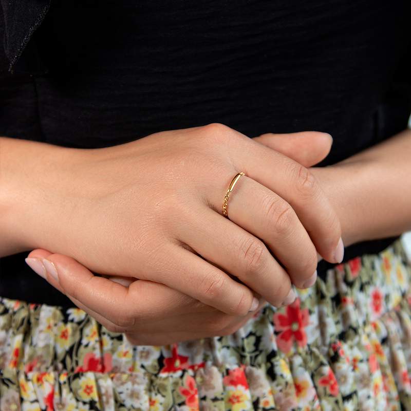 Geelgouden ring met kettingmotief - bekijk gedragen 1
