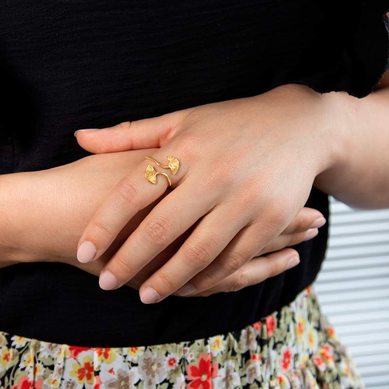 Bague plaqué or jaune, motif feuille de ginkgo biloba - vue porté 1