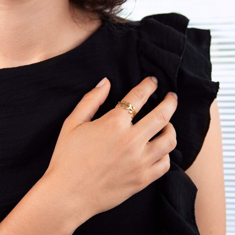 Bague plaqué or jaune, motif feuille - vue porté 1