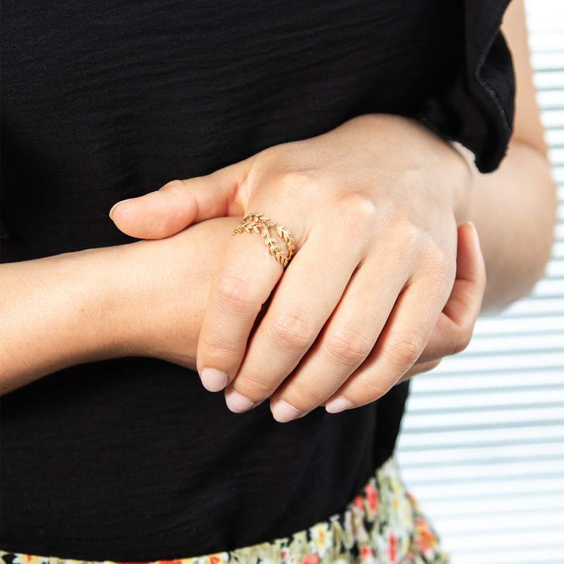 Bague plaqué or jaune, anneaux croisés motif feuille - vue porté 1