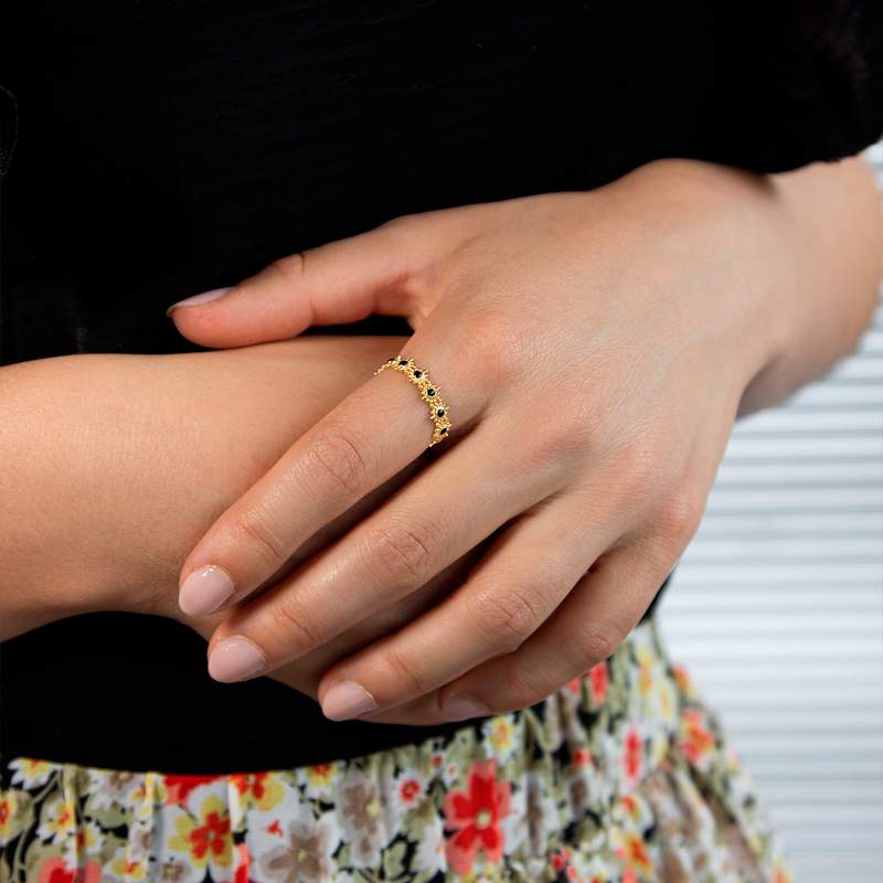 Bague plaqué or jaune perlée motif soleil et résine noire - vue porté 1