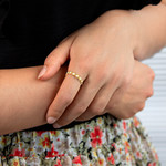 Bague plaqué or jaune perlée motif soleil et résine blanche - vue porté 1