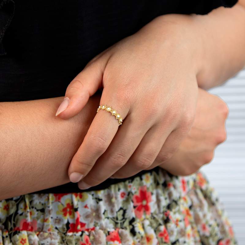 Bague plaqué or jaune perlée motif soleil et résine blanche - vue porté 1