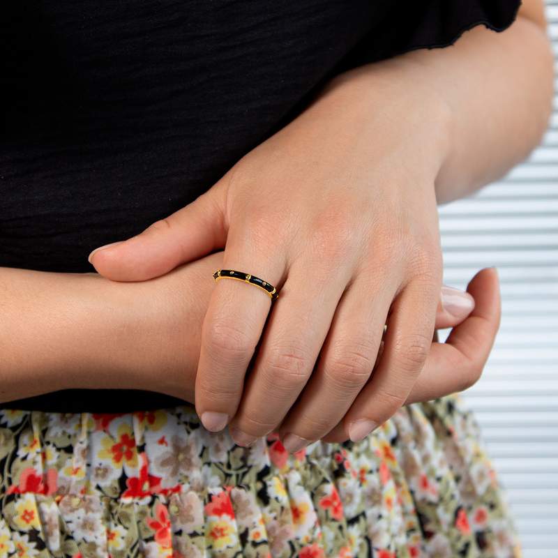 Bague plaqué or jaune et résine noire - vue porté 1