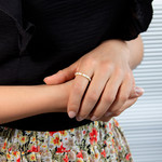 Bague plaqué or jaune et résine blanche - vue porté 1