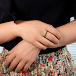 Bague plaqué or jaune et résine noire. - vue porté 1