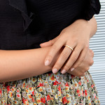 Bague plaqué or jaune et résine blanche - vue porté 1