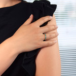 Bague plaqué or jaune et résine bleue - vue porté 1