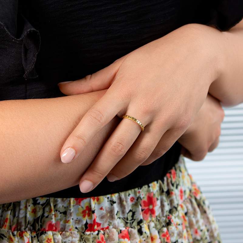 Bague plaqué or jaune et résine noire motif losange - vue porté 1
