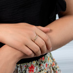 Bague plaqué or jaune et résine blanche, motif losange. - vue porté 1