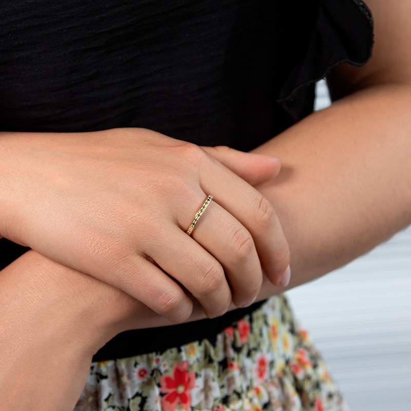 Bague plaqué or jaune et résine blanche, motif losange. - vue porté 1