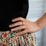 Bague plaqué or jaune et résine noire - vue porté 1