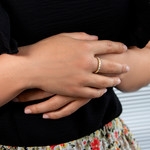 Bague plaqué or jaune et résine blanche - vue porté 1