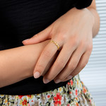 Bague plaqué or jaune perlée zirconias, motif rond et losange - vue porté 1