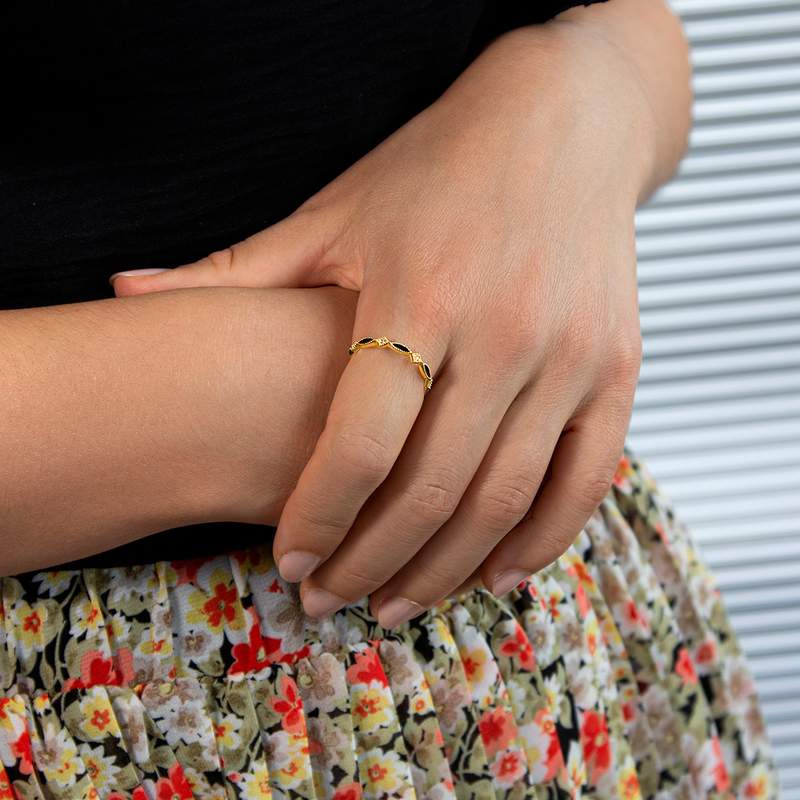 Bague plaqué or jaune perlée, résine noire et zirconias, motif losange et marquise - vue porté 1