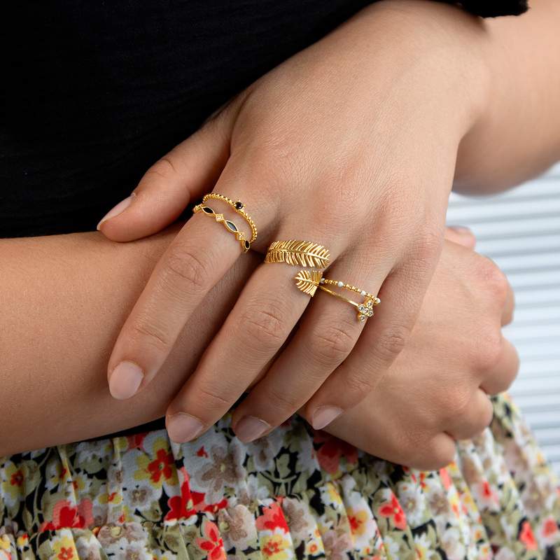 Bague plaqué or jaune perlée, résine noire et zirconias, motif losange et marquise - vue porté 2