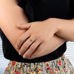 Bague plaqué or jaune perlée zirconia noir - vue porté 1