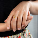 Bague plaqué or jaune perlée, pampille zirconia bleu - vue porté 1