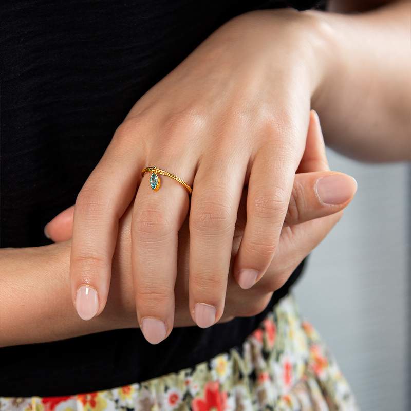 Bague plaqué or jaune perlée, pampille zirconia bleu - vue porté 1