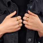 Bague plaqué or jaune perlée, pampille zirconia bleu - vue porté 2