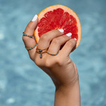 Bague plaqué or jaune perlée, pampille zirconia bleu - vue porté 3