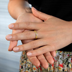 Bague plaqué or jaune martelée zirconia - vue porté 1