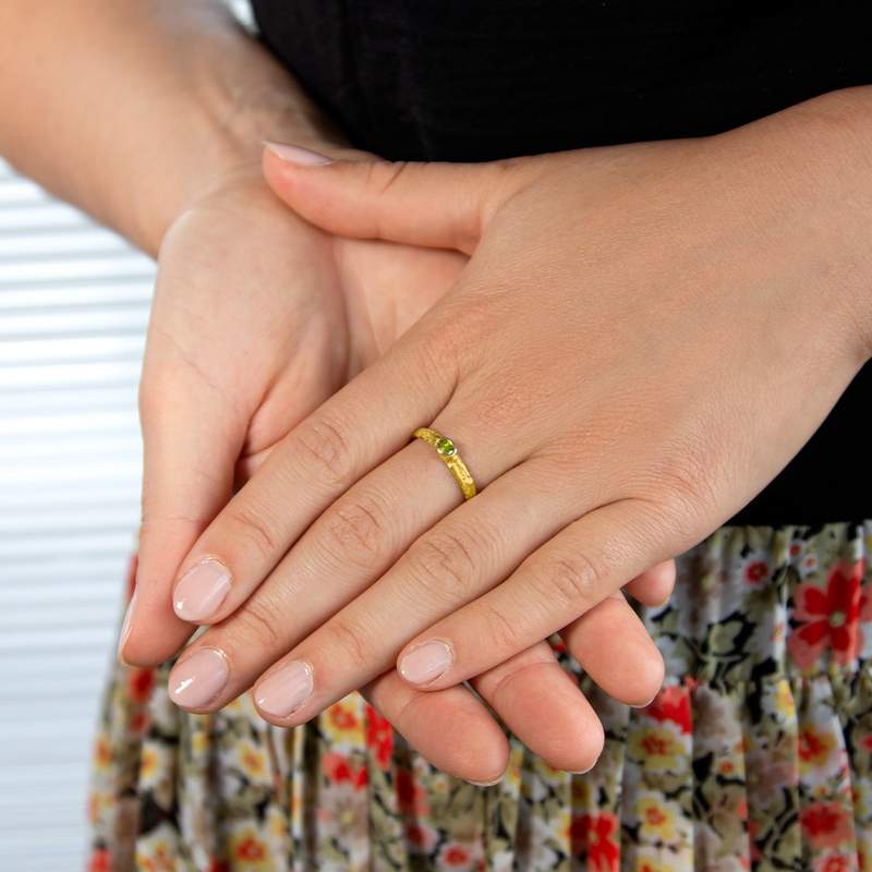 Bague plaqué or jaune martelée pierre imitation verte - vue porté 1
