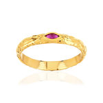 Bague plaqué or jaune martelée pierre imitation rouge - vue 1