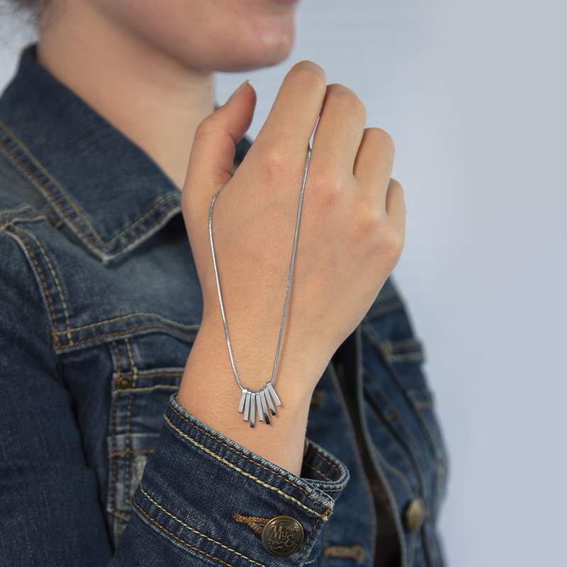 Collier acier motif bâtonnet longueur réglable 40.5 à 46 cm - vue porté 1