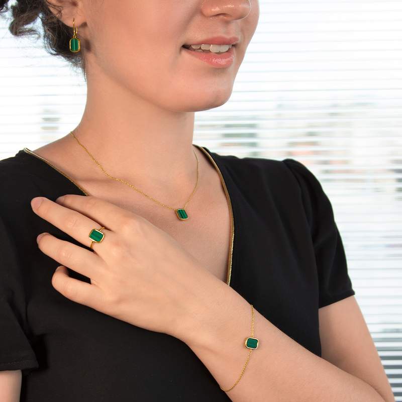 Bague or 750 jaune malachite rectangulaire - vue porté 2