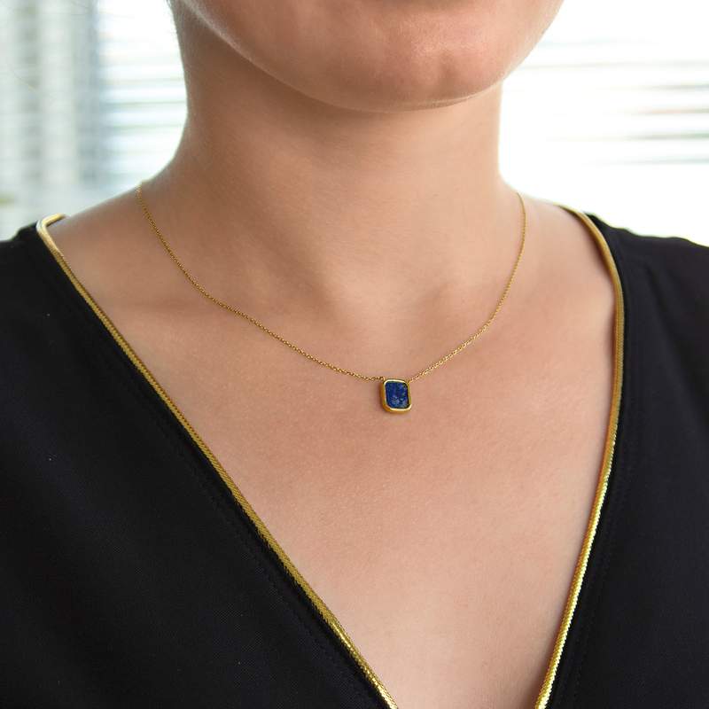 Collier or 750 jaune lapis lazuli rectangulaire 45 cm - vue porté 1