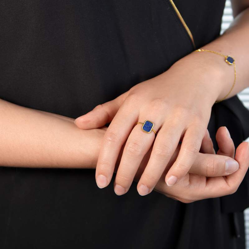 Bague or 750 jaune lapis lazuli rectangulaire. - vue porté 1